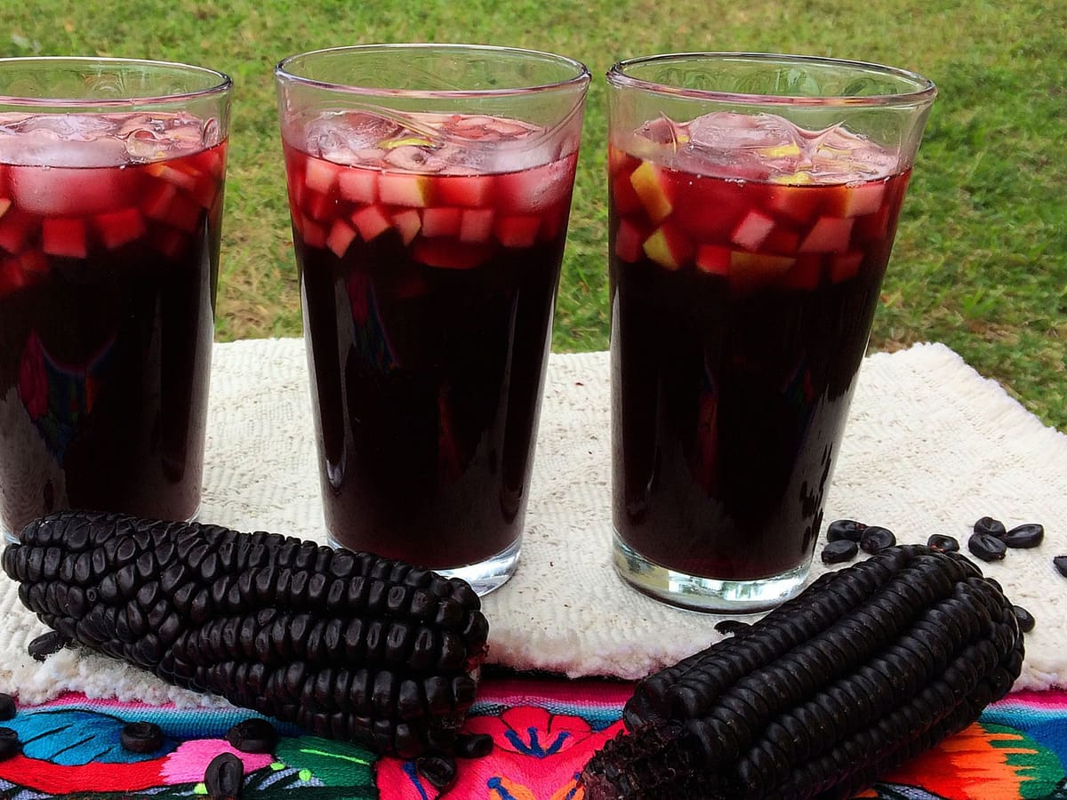 Jarra de chicha morada servida en vaso