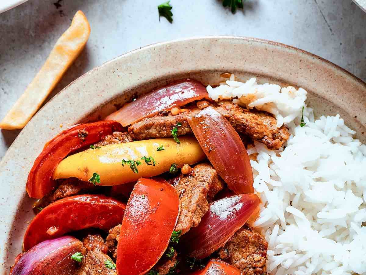 Plato de lomo saltado con papas fritas y arroz