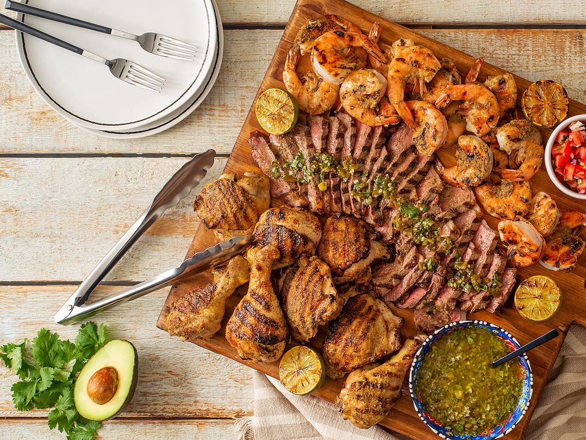 Parrilla mixta con cortes de carne, chorizo y pollo