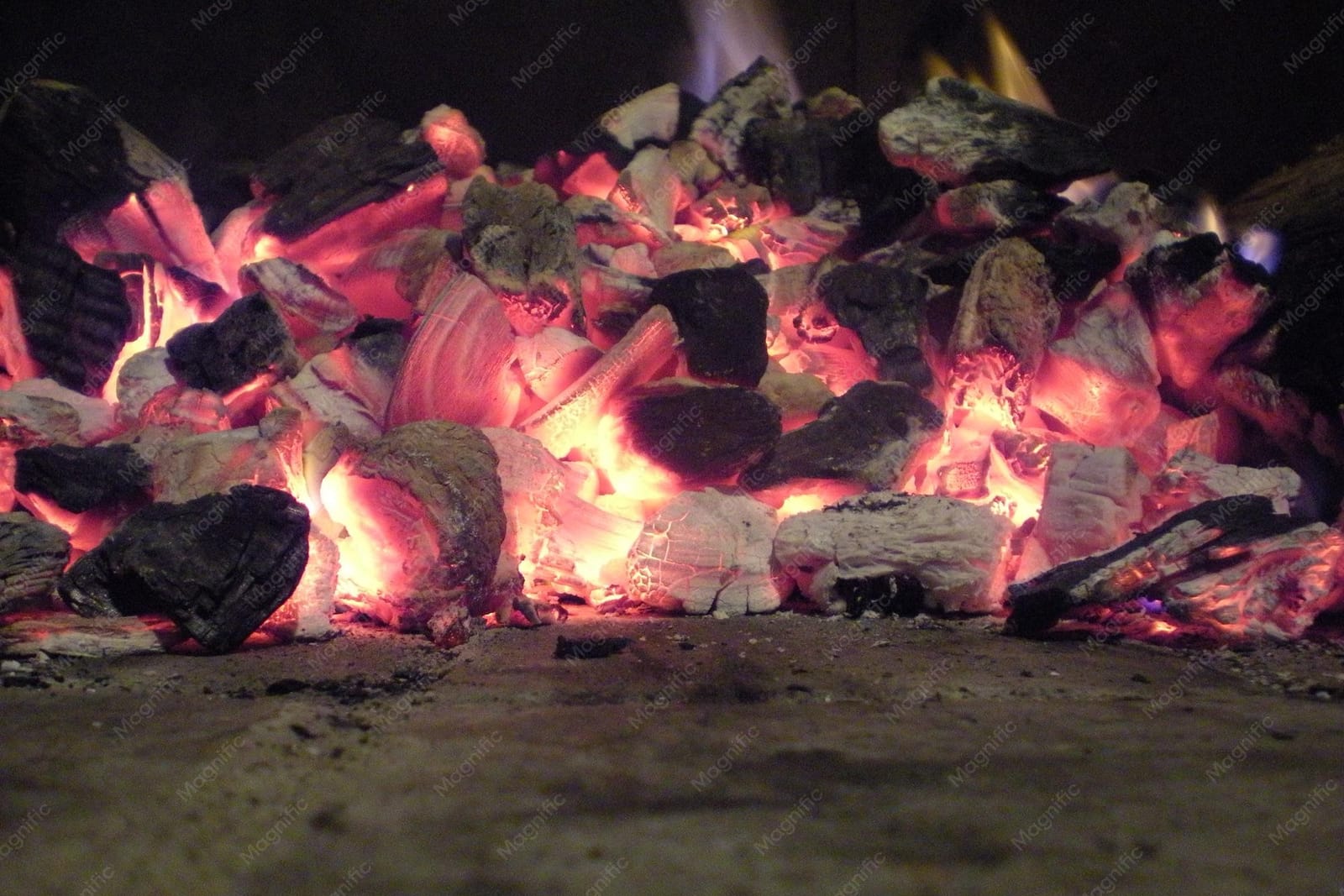 Brasas de carbón encendidas en el horno