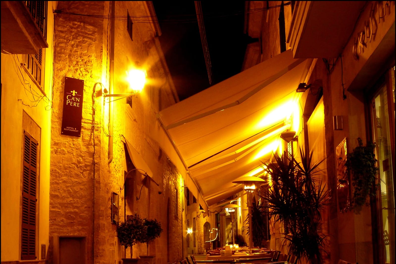 La entrada del local iluminada de noche