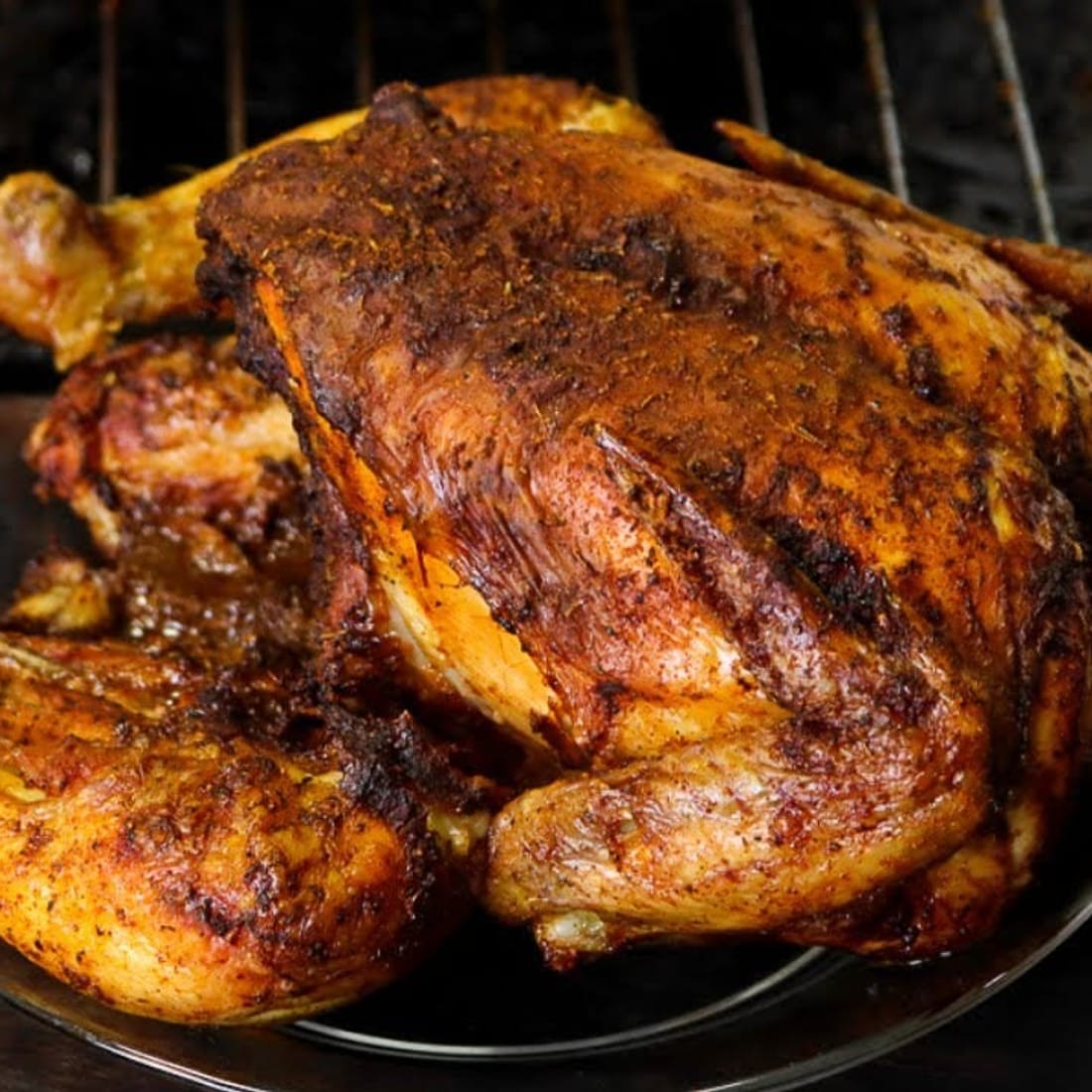 Pollo entero a la brasa, dorado, recién salido del horno de carbón