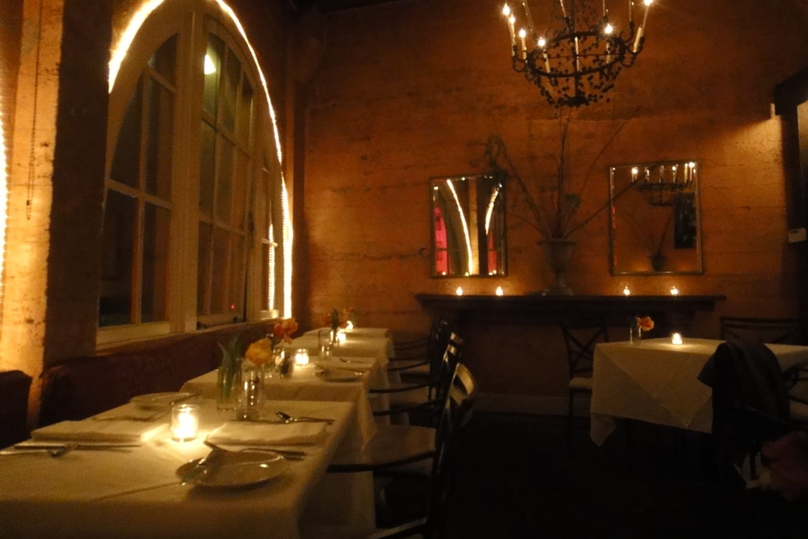 Salón del local de noche, con las mesas servidas